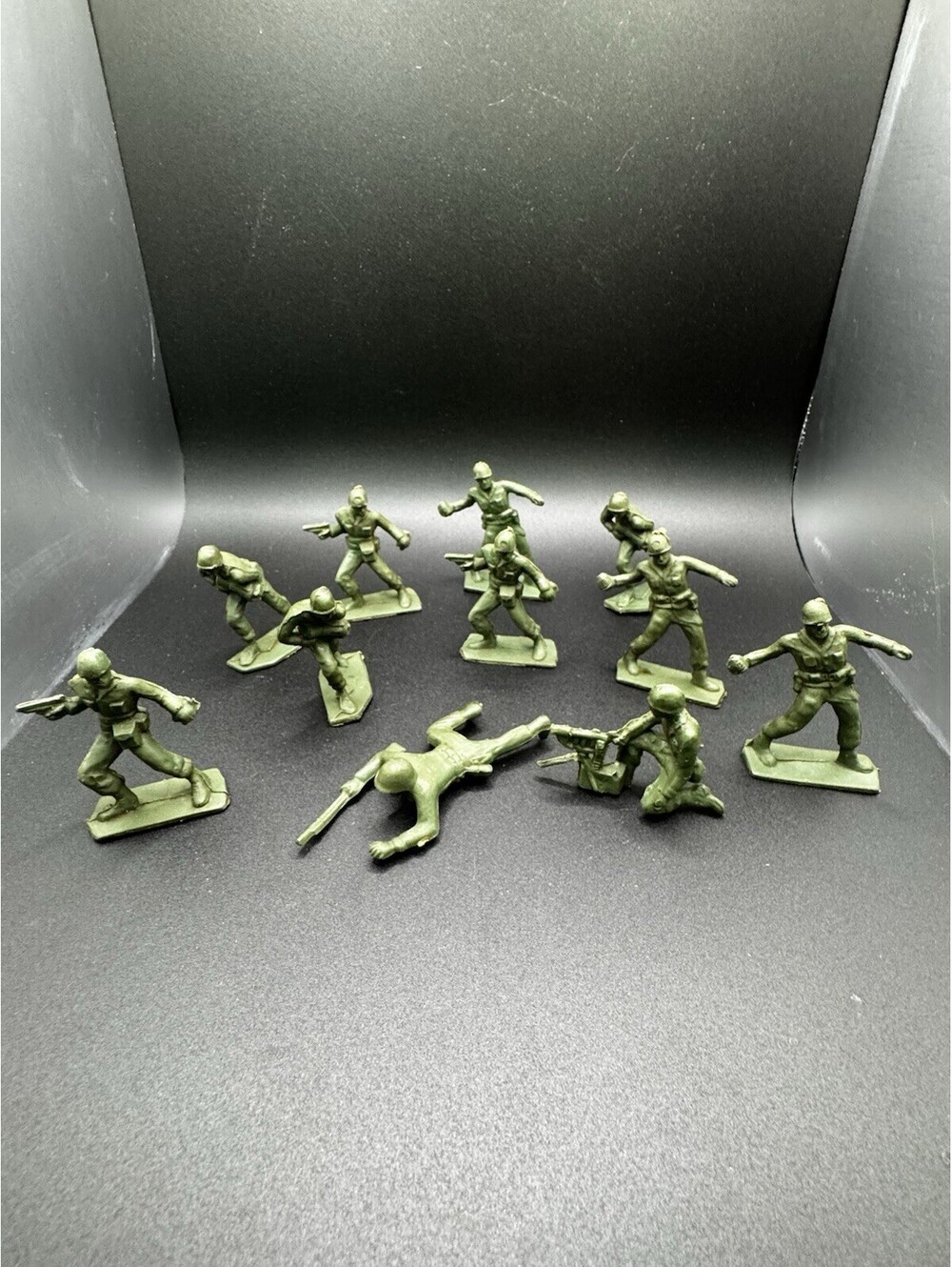 Vintage Green Plastic Army Men - Set Of 12 Men And 1 Gurney 1950-60s